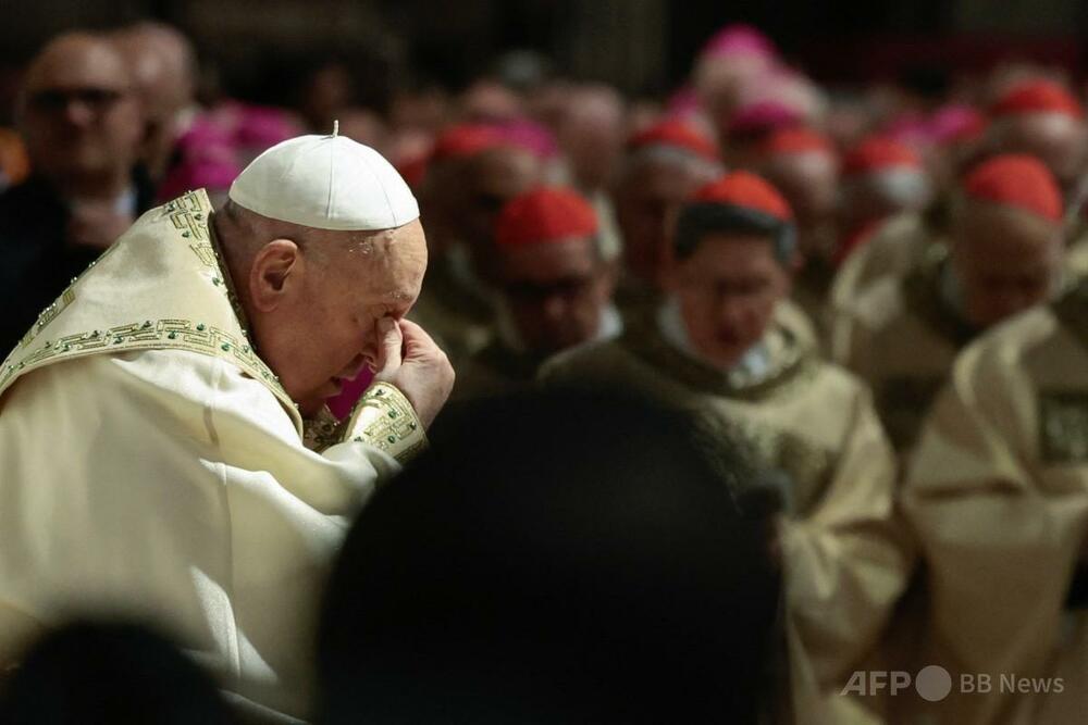 ローマ教皇「戦争や撃たれた子どもたち」に思いを イブのミサ 写真13枚