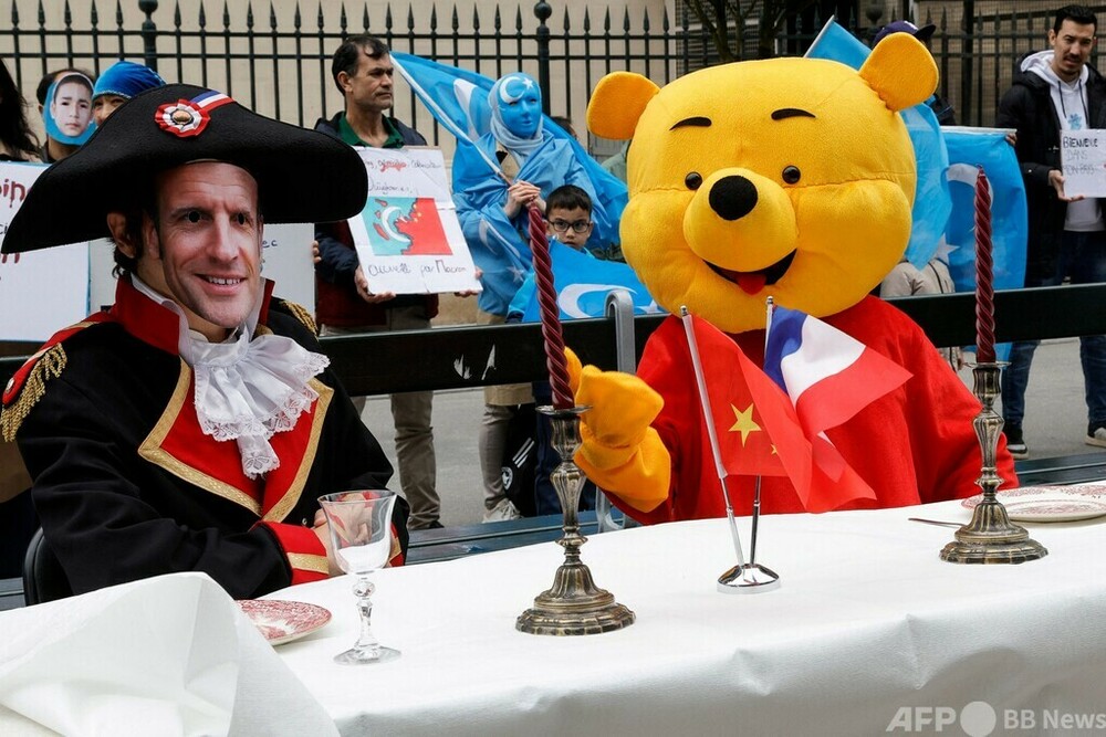 ウイグル人ら「くまのプーさん」で寸劇風デモ 習氏訪仏に抗議 写真17枚 国際ニュース：AFPBB News