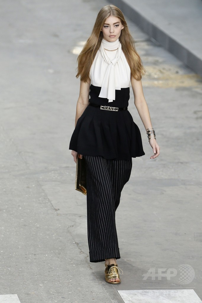 「戦争ではなくファッションを創ろう！」モデルらがデモ行進、「シャネル」15年春夏