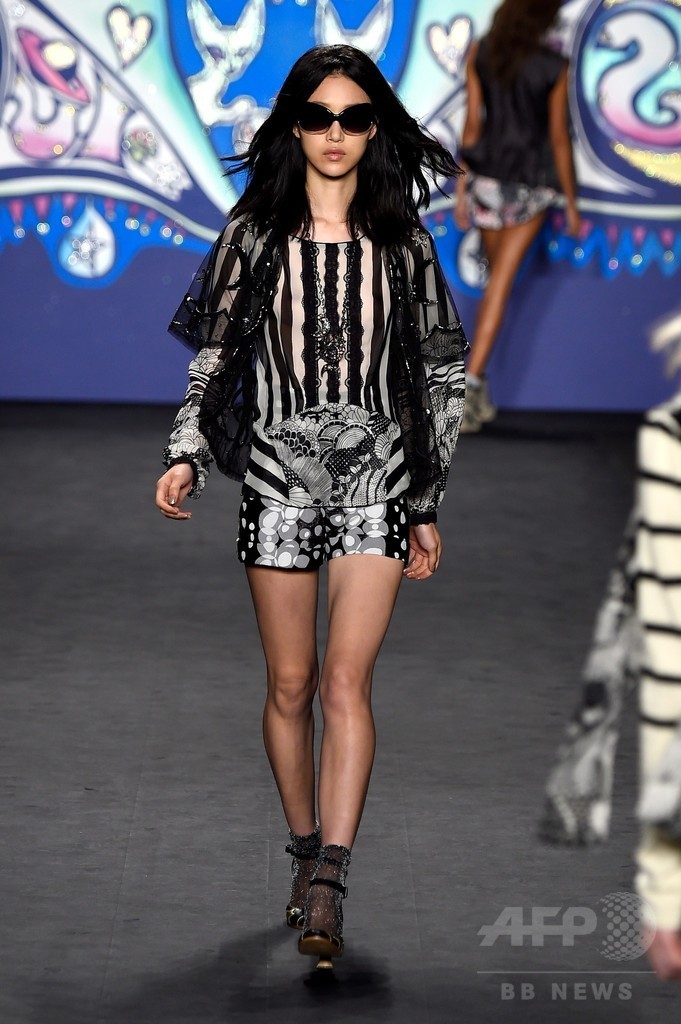 60年代ムード満載、「アナ・スイ」15年春夏