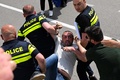 ジョージアの首都トビリシの空港前で行われたロシア直行便再開に抗議するデモ（2023年5月19日撮影）。(c)Vano SHLAMOV / AFP