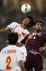 ハイボールを競り合うカタールの%%Adel Mohd%%（右）とベトナムの%%Phan Van Tai Em%%。(c)AFP/QUANG MINH