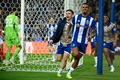サッカー欧州チャンピオンズリーグ、決勝トーナメント1回戦第1戦、FCポルト対アーセナル。ゴールを喜ぶFCポルトのガレーノ（右、2024年2月21日撮影）。(c)MIGUEL RIOPA / AFP