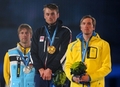 2010年%%バンクーバー冬季五輪%%、クロスカントリースキー男子50キロメートルクラシカル。閉会式で行われたメダル授与式で表彰台に立つ（左から）2位のアクセル・タイヒマン（%%Axel Teichmann%%、ドイツ）、優勝したペッテル・ノールトゥグ（%%Petter Northug%%、ノルウェー）、3位のヨハン・オルソン（%%Johan Olsson%%、スウェーデン）。（2010年2月28日撮影）(c)AFP/DIMITAR DILKOFF
