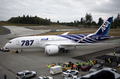 全日本空輸（All Nippon Airways、ANA）に25日引き渡された米航空機大手ボーイング（Boeing）の新世代旅客機「ボーイング787ドリームライナー（Boeing 787 Dreamliner）」1号機が28日、東京・羽田空港に到着した。

前日、明け方の曇り空のもと、予定より45分遅れで米ワシントン（Washington）州エバレット（Everett）のペインフィールド（Paine Field）空港を離陸した787は28日午前9時過ぎ、羽田空港に到着。多くの報道陣、航空ファンらに迎えられた。

1機平均2億200万ドル（約155億円）、乗客定員は330席。当初の予定では2008年初めに最初の機体が全日空に納入される予定だった。ボーイングにとってドリームライナーは、軽量化を図った中型旅客機の成功を賭けた存在でもある。

全日空は来月26日、成田発香港行きの便で、787を世界で初めて導入する。その後、羽田－北京（Beijing）や羽田－フランクフルト（Frankfurt）線でも運航していく。

写真は米ワシントン州エバレットのペインフィールド空港のゲートを離れるボーイング787ドリームライナー1号機（2011年9月27日撮影）。(c)AFP/KEVIN P. CASEY