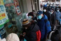 中国・江蘇省南京で薬を買うため薬局に並ぶ人（2022年12月20日撮影、資料写真）。(c)AFP