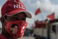 ミャンマー・ヤンゴン郊外で開催された国民民主連盟（NLD）の選挙集会に参加した支持者（2020年10月25日撮影）。(c)Ye Aung Thu / AFP