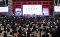 北京の人民大会堂で開かれた日中交流行事で、中国の習近平国家主席（壇上左）のスピーチを聞く出席者ら（2015年5月23日撮影）。(c)AFP/KIM KYUNG-HOON
