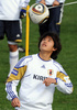 2010年サッカーW杯南アフリカ大会（2010 World Cup）。日本代表の練習に臨む内田篤人（Atsuto Uchida、2010年6月26日撮影）。(c)AFP/TOSHIFUMI KITAMURA