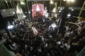 イラク南部バスラで営まれたイスラム教シーア派系民兵組織「人民動員隊」のベテラン狙撃手アブ・タフシン・サルヒ氏の葬儀で運ばれるサルヒ氏のひつぎ（2017年9月30日撮影）。(c)AFP/HAIDAR MOHAMMED ALIALI