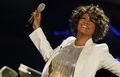 ドイツ南部フライブルク（Freiburg）で3日、テレビ番組『Wetten， dass...?』の収録が行われ、このほど音楽活動を再開させた米歌手ホイットニー・ヒューストン（Whitney Houston）が出演した。写真は、歌を披露するヒューストン（2009年10月3日撮影）。(c)AFP/DDP/JOERG KOCH