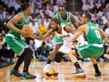 14-15NBAプレーオフ1回戦（7回戦制）、クリーブランド・キャバリアーズ対ボストン・セルティックス。ボールを奪われるクリーブランド・キャバリアーズのカイリー・アービング（中央、2015年4月21日撮影）。(c)AFP/Getty Images/Jason Miller