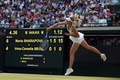 テニス、ウィンブルドン選手権、女子シングルス3回戦。サーブを放つマリア・シャラポワ（2015年7月3日撮影）。(c)AFP/JUSTIN TALLIS
