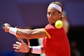 パリ五輪、テニス男子シングルス2回戦。リターンを打つスペインのラファエル・ナダル（2024年7月29日撮影）。(c)Martin  BERNETTI / AFP