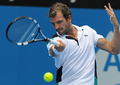 テニス、アピア国際（2012 Apia International Sydney tennis tournament）は15日、オーストラリアのシドニー（Sydney）で男子シングルス決勝が行われ、フィンランドのヤルコ・ニエミネン（Jarkko Nieminen）は6-2、7-5でフランスのジュリアン・ベネトー（Julien Benneteau）を破り、ツアー通算2勝目となる優勝を飾った。

リターンを打つジュリアン・ベネトー（2012年1月15日撮影）。(c)AFP/Greg WOOD