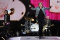 仏パリで「ザ・ローリング・ストーンズ」60周年記念のコンサートを行う（右から）キース・リチャーズさん、ミック・ジャガーさん、ロニー・ウッドさん（2022年7月23日撮影）。(c)BERTRAND GUAY / AFP