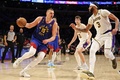 22-23NBAプレーオフ、ウエスタンカンファレンス決勝（7回戦制）、ロサンゼルス・レイカーズ対デンバー・ナゲッツ。ドライブを仕掛けるデンバー・ナゲッツのニコラ・ヨキッチ（左、2023年5月20日撮影）。(c)Harry How/Getty Images/AFP