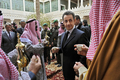 2008年1月14日、サウジアラビアの首都リヤド（Riyadh）で、王宮を訪れコーヒーを飲むフランスのニコラ・サルコジ（Nicolas Sarkozy）大統領。(c)AFP/PHILIPPE WOJAZER