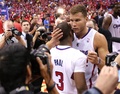 13-14NBAプレーオフ1回戦（7回戦制）、ロサンゼルス・クリッパーズ（Los Angeles Clippers）対ゴールデンステイト・ウォリアーズ（Golden State Warriors）第7戦。試合に勝利し、クリス・ポール（Chris Paul、左）と抱き合うロサンゼルス・クリッパーズのブレイク・グリフィン（Blake Griffin、2014年5月3日撮影）。(c)AFP/Getty Images/Stephen Dunn