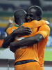 サッカー2012アフリカネイションズカップ（2012 Africa Cup of Nations）は8日、準決勝の2試合が行われ、コートジボワールは1-0でマリを下し、決勝に進出した。

試合に勝利し喜びを分かち合うコートジボワールの選手（2012年2月8日撮影）。(c)AFP/ISSOUF SANOGO