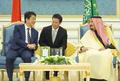 サウジアラビアの首都リヤドでサルマン国王と会談した安倍晋三首相（2020年1月12日撮影）。(c)AFP PHOTO / SAUDI ROYAL PALACE / BANDAR AL-JALOUD