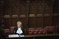 女性として初めて黒杖（こくじょう）官に就任したサラ・クラークさん。英ロンドンの議会上院で（2018年2月20日撮影）。(c) AFP PHOTO / POOL / Victoria Jones