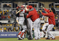 米大リーグ（MLB）、シンシナティ・レッズ（Cincinnati Reds）のホーマー・ベイリー（Homer Bailey）が28日、ピッツバーグ・パイレーツ（Pittsburgh Pirates）戦に先発登板し、チームでは24年ぶりとなるノーヒットノーランを達成した。試合はレッズが1-0で勝利している。

ノーヒットノーランを達成したホーマー・ベイリーを祝福するシンシナティ・レッズの選手（2012年9月28日撮影）。(c)AFP/Getty Images/Justin K. Aller