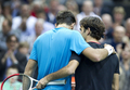 男子テニス、ABNアムロ世界テニストーナメント（ABN AMRO World Tennis Tournament 2012）シングルス決勝。試合後、肩を抱き合うファン・マルティン・デルポトロ（Juan Martin Del Potro、左）とロジャー・フェデラー（Roger Federer、2012年2月19日撮影）。(c)AFP/ANP/KOEN SUYK