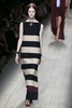 フランス・パリ市内で発表された「ヴァレンティノ（VALENTINO）」14年春夏コレクション（2013年10月1日撮影）。(c)AFP/PATRICK KOVARIK