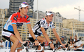 開幕を4日に控える2009ツール・ド・フランス（%%2009 Tour de France%%）の出場チームが2日、スタート地のモナコ（Monaco）で開催された公式プレゼンテーションに参加し、スキル・シマノ（%%Skil-Shimano%%）の別府史之（%%Fumiyuki Beppu%%、日本）やBBOXブイグ・テレコム（%%BBOX Bouygues Telecom%%）の新城幸也（%%Yukiya Arashiro%%、日本）らが登場した。写真は公式プレゼンテーション会場を去るチームサクソバンク（%%Team Saxo Bank%%）のアンディ・シュレク（%%Andy Schleck%%、左）とフランク・シュレク（%%Frank Schleck%%）。（2009年7月2日撮影）（c）AFP/PATRICK HERTZOG