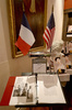 米ニューヨークのプラザホテル（Plaza Hotel）内にある高級書籍出版社「アスリーヌ（Assouline）」のショップで開催された書籍「フレンチ・スタイル（French Style）」のサイン会の様子（2013年7月9日撮影）。(c)AFP/Getty Images/Dimitrios Kambouris