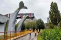 オランダ・ロッテルダム近郊の地下鉄駅で、車止めを突き抜け、クジラの尾の彫刻の上に止まった電車（2020年11月2日撮影）。(c)Robin Utrecht / ANP / AFP