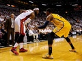 13-14NBAプレーオフ・イースタンカンファレンス決勝（7回戦制）第6戦、マイアミ・ヒート（Miami Heat）対インディアナ・ペイサーズ（Indiana Pacers）。インディアナ・ペイサーズのポール・ジョージ（Paul George）とマッチアップするマイアミ・ヒートのレブロン・ジェームズ（LeBron James、2014年5月30日撮影）。(c)AFP/Getty Images/Mike Ehrmann