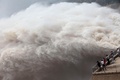 中国・河南省（Henan）の小浪底（Xiaolangdi）ダムで行われた大放水を見物する観光客たち（2013年7月23日撮影）。(c)AFP