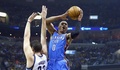 13-14NBAプレーオフ1回戦（7回戦制）、メンフィス・グリズリーズ（Memphis Grizzlies）対オクラホマシティ・サンダー（Oklahoma City Thunder）。得点を狙うオクラホマシティ・サンダーのラッセル・ウェストブルック（Russell Westbrook、右、2014年4月26日撮影）。(c)AFP/Getty Images/Andy Lyons