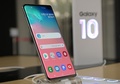 韓国・ソウルで店頭に展示されたサムスン電子のスマートフォン「Galaxy S10+」（2019年4月30日撮影）。(c)Jung Yeon-je / AFP