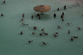 アラビア半島にある死海（Dead Sea）とその沿岸の温泉でくつろぐ人々。死海は、世界新七不思議を選出するオンライン投票の最終候補28か所の1つに選ばれている。

写真は、エンボケック（Ein Boqek）のリゾート地で、ミネラルの豊富な死海の水で遊ぶ観光客ら（2011年11月10日撮影）。(c)AFP/MENAHEM KAHANA