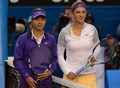全豪オープンテニス（Australian Open Tennis Tournament 2013）は26日、女子シングルス決勝が行われ、大会第1シードのビクトリア・アザレンカ（Victoria Azarenka、ベラルーシ）が4-6、6-4、6-3で第6シードの李娜（Na Li、ナ・リー、中国）を下し、2連覇を飾った。

試合開始を前に写真撮影に臨む李娜（左）とビクトリア・アザレンカ（2013年1月26日撮影）。(c)AFP/GREG WOOD