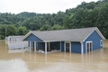 川の氾濫で水没した住宅。米ケンタッキー州ジャクソンで（2022年7月28日撮影）。(c)LEANDRO LOZADA / AFP