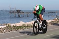自転車ロードレース、ジロ・デ・イタリア、第1ステージ個人タイムトライアル（フォッサセジアマリーナ～オルトーナ、19.6キロ）に臨むイネオス・グレナディアーズのフィリッポ・ガンナ（2023年5月6日撮影）。(c)Luca Bettini / AFP