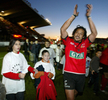 写真は、試合後ファンの歓声に応えるトゥーロンのタナ・ウマガ（%%Tana Umaga%%、右）。(c)AFP/ERIC ESTRADE