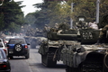 グルジア・ゴリ（Gori）を移動するグルジア軍（2008年8月11日撮影）。(c)AFP/MARCO LONGARI