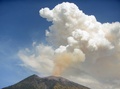 インドネシア・バリ島のアグン山から立ち上る噴煙（2018年6月29日撮影）。(c)AFP PHOTO / SONNY TUMBELAKA