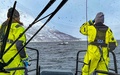 ノルウェー北部ライノヤ島で起きた雪崩で流された家を確認する救助関係者。ノルウェー海難救助協会提供（2023年3月31日撮影）。(c)Redningsselskapet Bergesen D.y. / HANDOUT / AFP