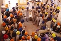 インド北部アムリツァル（Amritsar）にあるシーク教の総本山「黄金寺院（Golden Temple）」で、にらみ合うシーク教徒たち（2014年6月6日撮影）。(c)AFP/NARINDER NANU