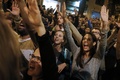 スペインのカタルーニャ自治州バルセロナで、住民投票の投票締め切り後、お祝いをする人たち（2017年10月1日撮影）。(c)AFP/PAU BARRENA