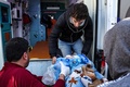 シリア北西部バブアルハワで、がれきの下から救出され搬送される子ども（2023年2月6日撮影）。(c)OMAR HAJ KADOUR / AFP