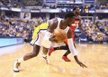 13-14NBAプレーオフ・イースタンカンファレンス準決勝（7回戦制）、インディアナ・ペイサーズ（Indiana Pacers）対ワシントン・ウィザーズ（Washington Wizards）第2戦。転倒しそうになりながらパスを狙うインディアナ・ペイサーズのロイ・ヒバート（Roy Hibbert、2014年5月7日撮影）。(c)AFP/Getty Images/Andy Lyons
