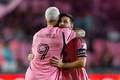 MLSカップ、イースタンカンファレンス1回戦（3回戦制）、インテル・マイアミ対アトランタ・ユナイテッド。先制点を決めたルイス・スアレス（左）と喜ぶインテル・マイアミのリオネル・メッシ（2024年10月25日撮影）。(c)Chris Arjoon / AFP