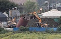 韓国の坡州市で、アフリカ豚コレラに感染し殺処分された豚を埋めるため穴を掘る掘削機（2019年9月17日撮影）。(c)Jung Yeon-je / AFP